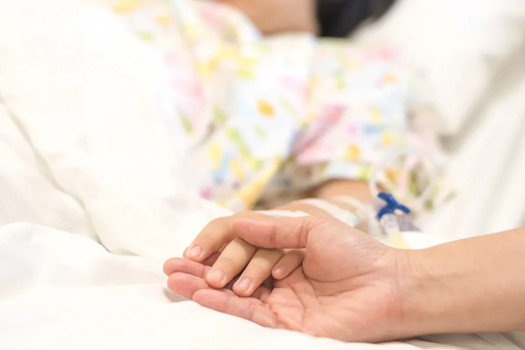 Une infirmière prend la main d'une patiente